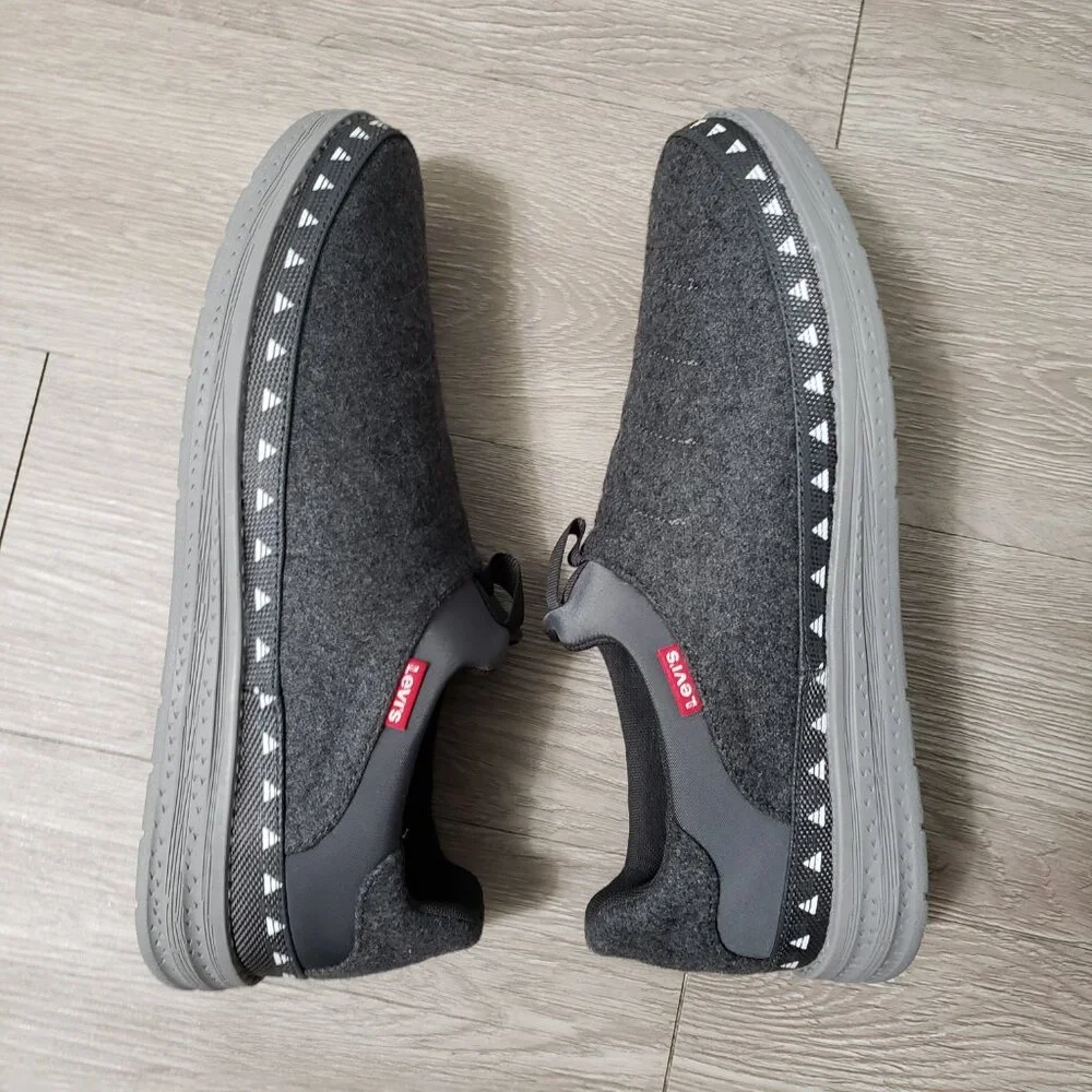 NEW Men's Levis size 11 / 12 slip on felt loafer slipper memory foam shoe casual